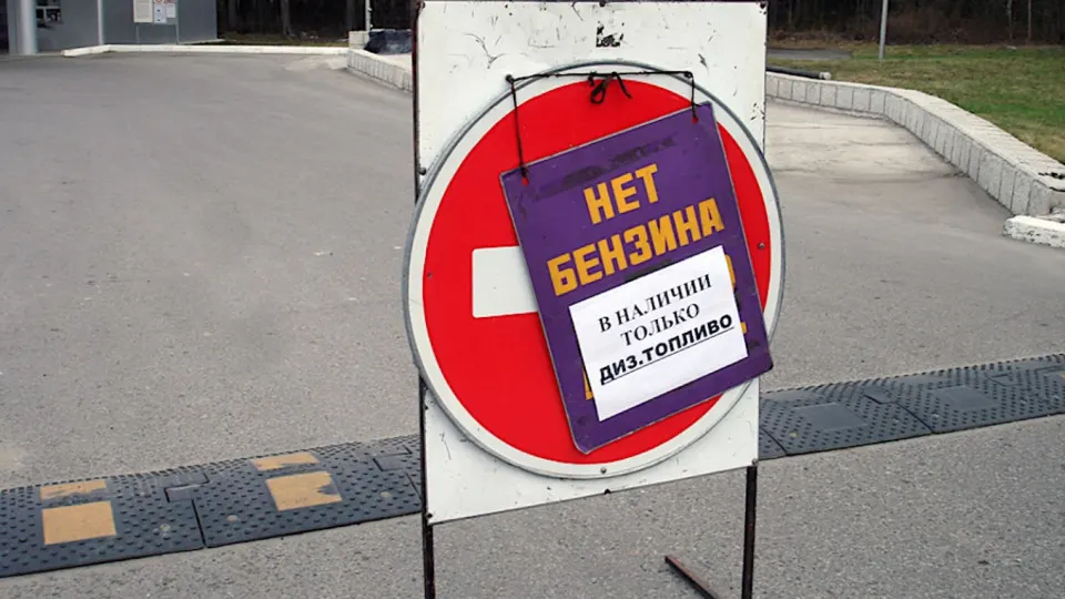 Ночью 3 июня в Севастополе продажа топлива всех марок временно осуществляется только для экстренных и жизнеобеспечивающих служб; ограничения связаны с широкомасштабным дефицитом топлива после ударов по НПЗ и логистической инфраструктуре, что привело к сокращению переработки и росту цен.