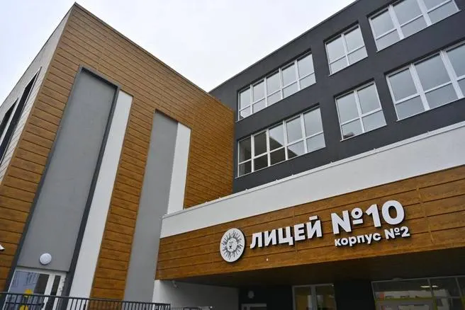 Новый корпус Лицея №10 на 543 места и примыкающий спорткомплекс готовы на 99%. Планируется, что детские секции и свободное плавание начнут работать уже этой осенью.