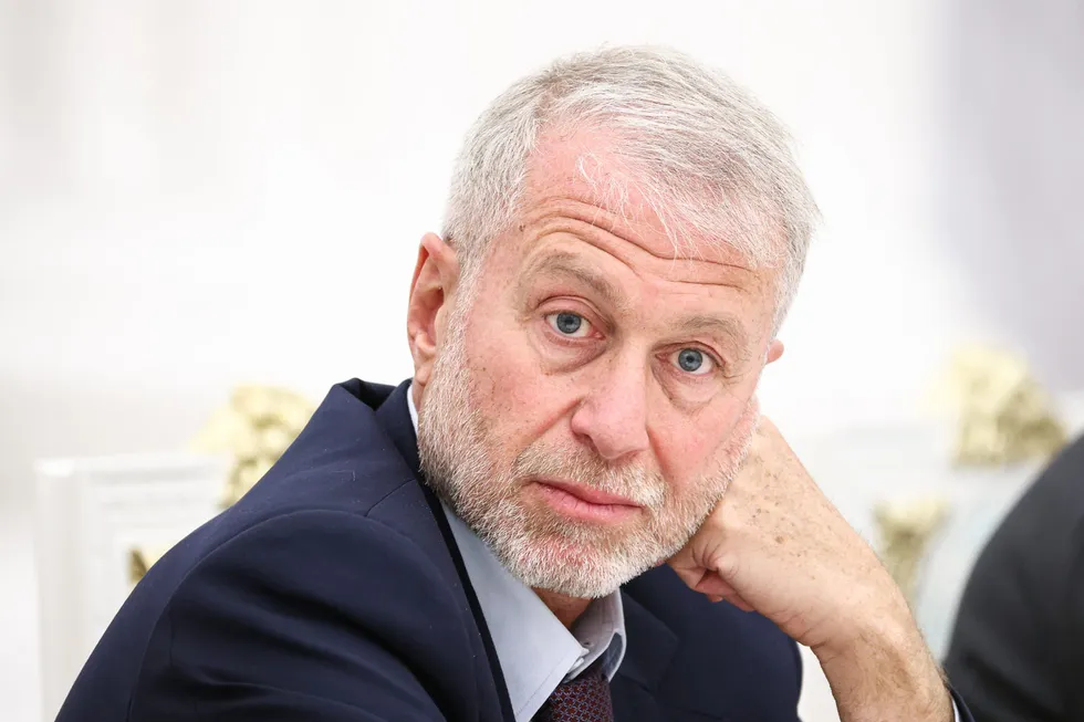 По данным нескольих собеседников, в мае 2026 года в Киев приезжал российский предприниматель, который попросил передать российскому президенту предложение о личной встрече от главы Украины. Имя визитера называют разные источники.