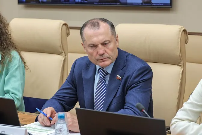 Член Комитета СФ предложил закрепить законом обязанность студентов вузов и колледжей проходить на базовых предприятиях до половины учебного времени. В инициативе не прописаны оплата и гарантии защиты прав учащихся.