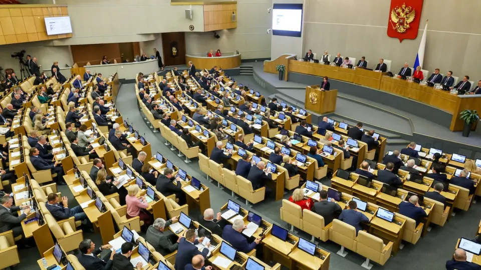 Парламент принял поправки, которые дают кабмину право увеличивать расходы и государственный долг сверх установленных законом лимитов. Власти объясняют это необходимостью быстрой реакции на изменения, но дефицит уже значительно вырос.