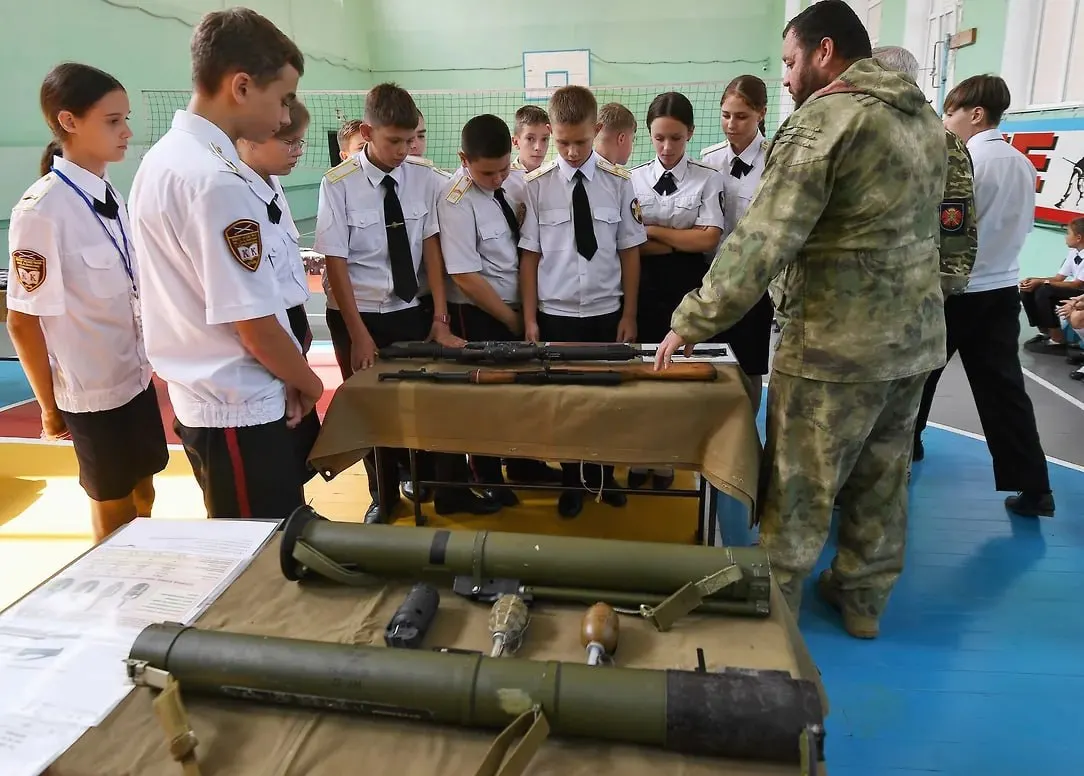 Российское военно-историческое общество предлагает привлекать старшеклассников и студентов к сбору рассказов участников и волонтёров СВО — материалы планируют использовать в школьных экспозициях и цифровом хранилище.