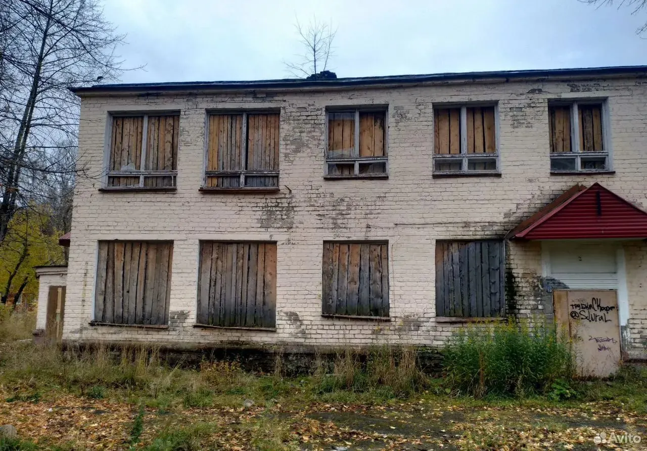 Компания продаёт двухэтажное кирпичное здание 1961 года с участком 6,1 тыс. м² в посёлке Лёвшино; объект отключён от электроснабжения и требует капитального ремонта.