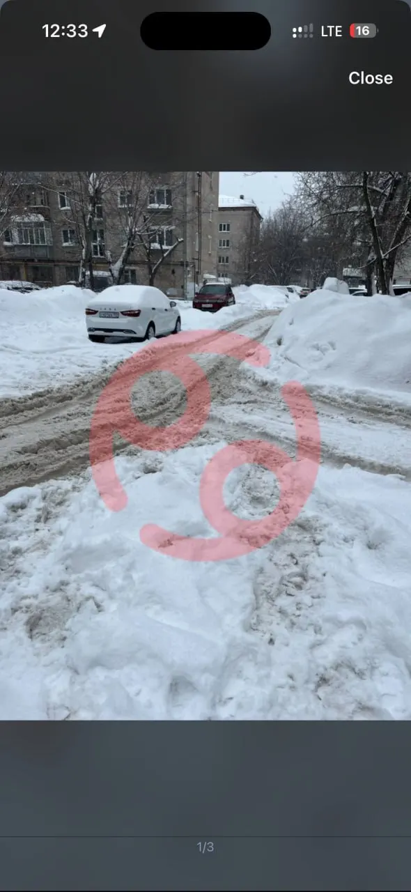Жительницы Перми жаловались на неубранный снег у домов, но получили ответы чиновников с фотографиями, сделанными уже после таяния снега; в администрации объяснили задержки отсутствием подтверждающих снимков и привлекли сотрудников к ответственности.