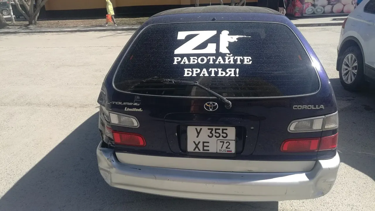Авторы учебника добавили фразы, ставшие частью общественного контекста — в том числе «Работайте, братья» и слова бортпроводника после посадки A321.