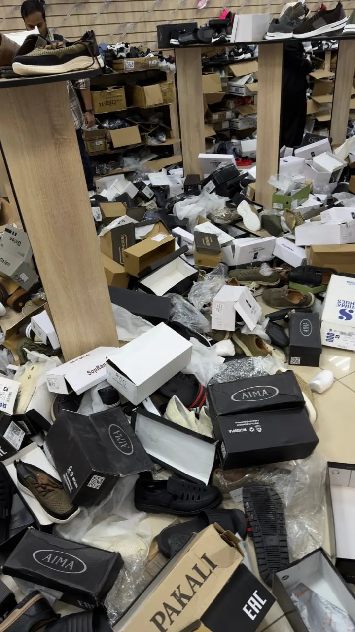 В новом магазине дешёвой одежды и обуви посетители отмечают хаотичную выкладку, длинные очереди и сильный запах пластика. Пара обуви стоит около 300 рублей.