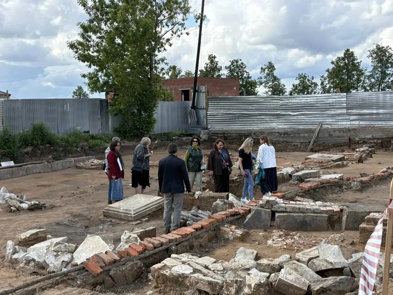 В центре Перми археологи обнаружили фундаменты старинных зданий, надгробия и три ранее неизвестных погребения. На месте восстанавливают исторический ансамбль, обустраивают Яблоневый сад и в ближайшее время откроют Музей городских историй.