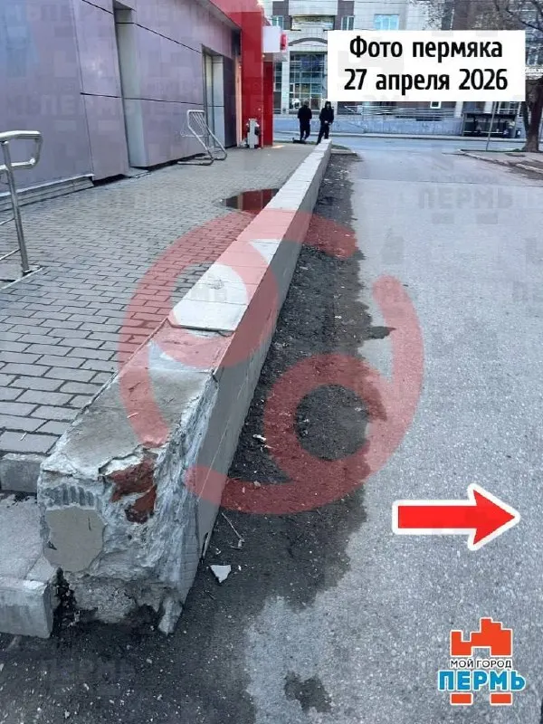 Жалоба на грязную улицу поступила 27 апреля, власти прислали отчёт с «исправлениями» 15 июня. На фото чиновников появился новый бордюр, но житель Перми показал, что на деле улица осталась прежней.