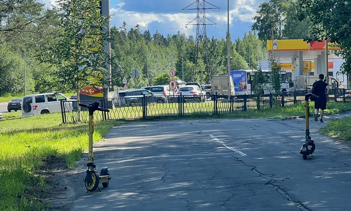 В ряде регионов страны продолжаются очереди и ограничения на покупку бензина и дизтоплива: заправки вводят лимиты и отказываются продавать топливо в канистры, местные власти объясняют это логистикой и сезонным ростом спроса.