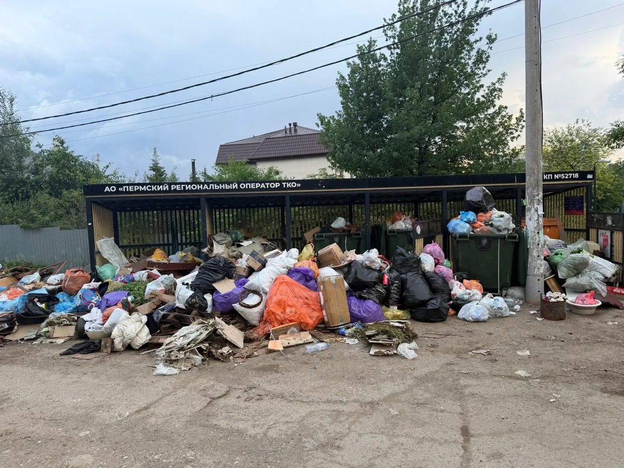Жители жалуются на переполненные контейнеры на пересечении Лифанова и Кунгурской: сильный запах, крысы и случаи возгорания. Проблемы с вывозом ТКО в регионе продолжаются уже год на фоне роста тарифов более чем на 50%.