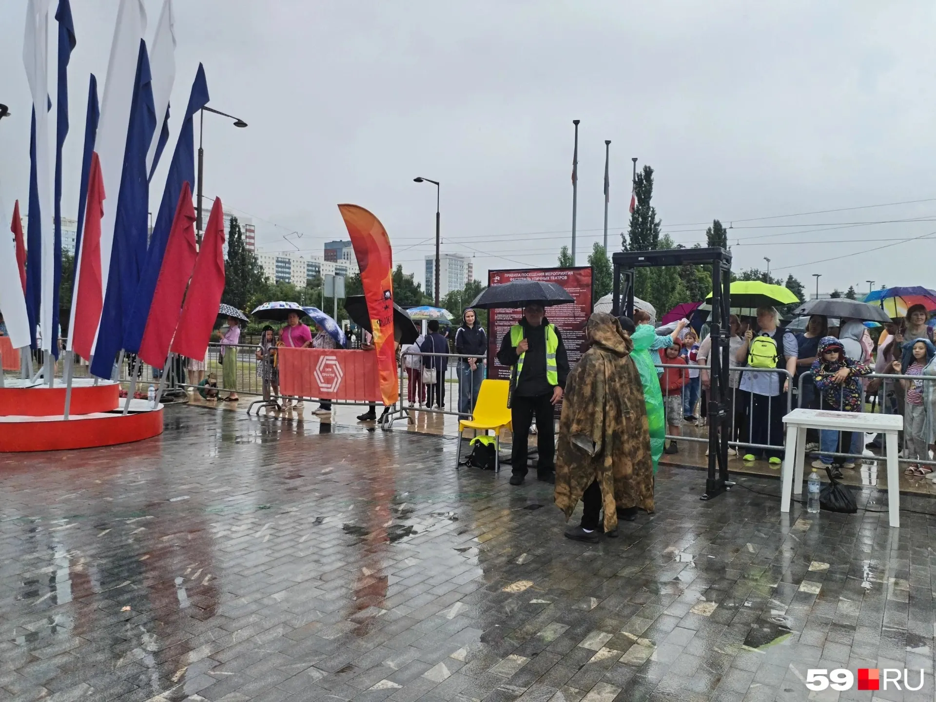 Начало фестиваля на эспланаде задержали: зрителей временно не пропускают через пункты досмотра, организаторы ждут официального снятия режима и просят сохранять спокойствие.