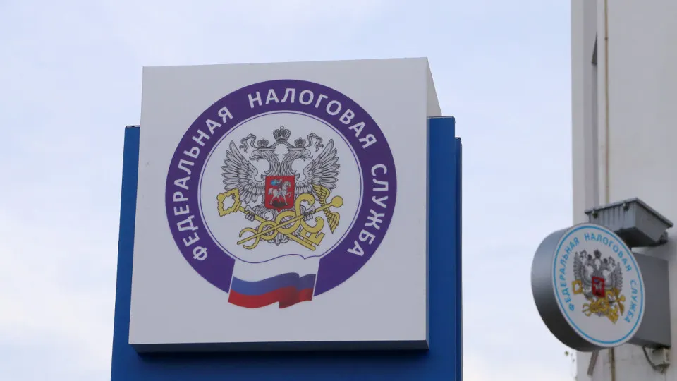 Федеральная налоговая служба рекомендовала регионам расширить налогооблагаемую базу и поднять ставки, чтобы закрыть исторический дефицит в 1,538 трлн рублей. Эксперты предупреждают о росте долговой нагрузки и риске увеличения дефицита в 2026 году.