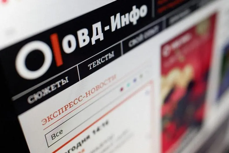 Включение в реестр означает уголовную ответственность за участие, финансирование и демонстрацию символики — под угрозой могут оказаться пожертвовавшие и пользовавшиеся юридической помощью люди. Ранее суд уже признал «Мемориал» экстремистским, а его зарубежные структуры внесли в список нежелательных организаций.
