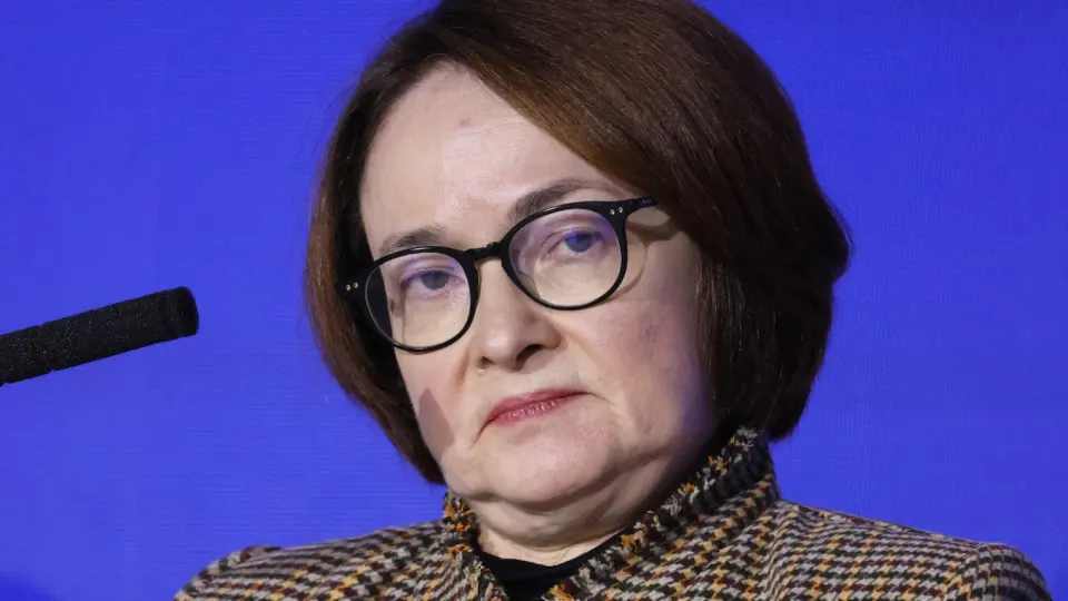 Резкий подъем цен на бензин и падение выпуска нефтепродуктов резко повысили инфляционные риски, из‑за чего смягчение денежно‑кредитной политики может быть отложено или сведено к минимуму.