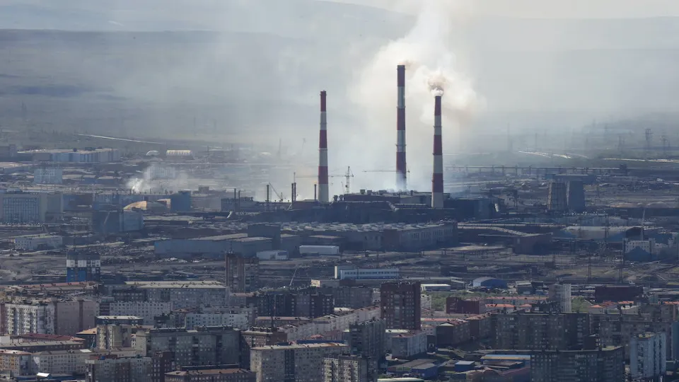 Минэкономразвития фиксирует сокращение промышленного производства в мае на 0,7% год к году. Большинство отраслей остаются в рецессии: наиболее сильное падение — в производстве нефтепродуктов и металлургии.