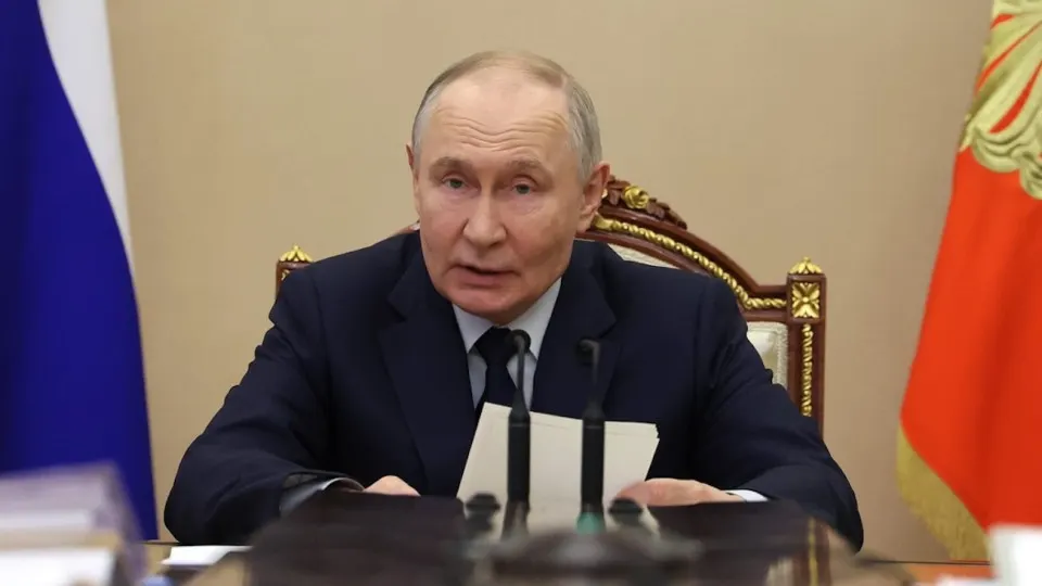 Владимир Путин связал сокращение инвестиций с макроэкономическими факторами и мерами властей, отметив, что «инвестиционной паузы нет». За первый квартал инвестиции упали на 14,3%, власти называют причинами высокие ставки, снижение прибылей и внешние ограничения.