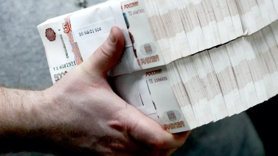 Банк отмечает резкий рост спроса на наличные: объем бумажных банкнот в обращении приближается к 20 трлн рублей. Центробанк ужесточил контроль за снятием и внесением наличных.