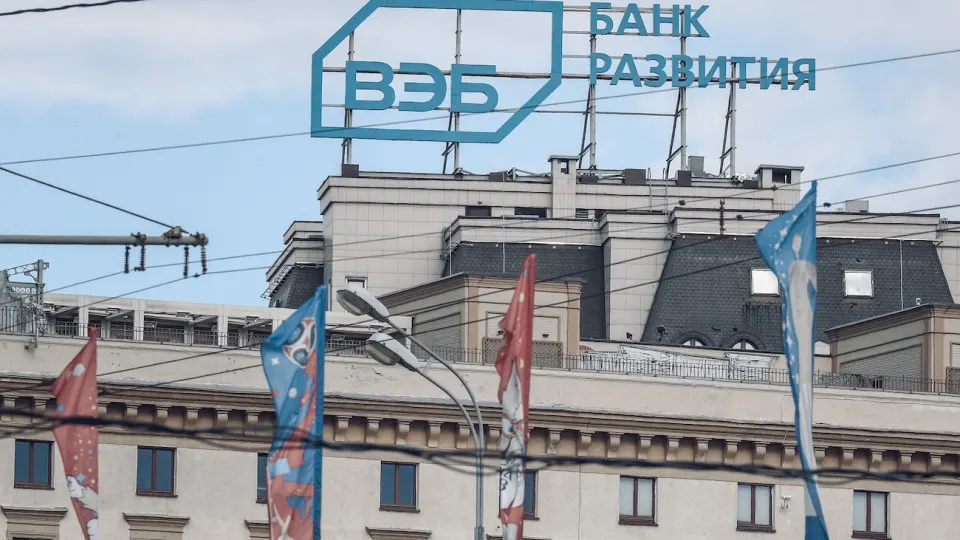 Внешэкономбанк планирует сократить штат на 15% и снизить бюджет в рамках подготовки к параметрам финансирования 2027 года. Решение связано с «кредитным охлаждением» экономики и директивами властей.