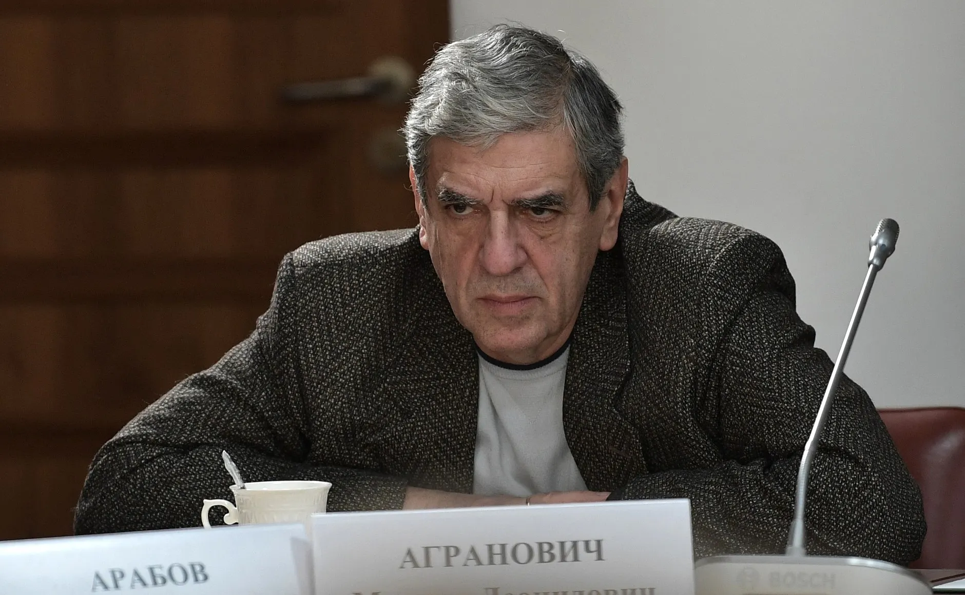 Операторский факультет Всероссийского государственного института кинематографии объявил набор в специальную группу мастерской Михаила Аграновича: бесплатное обучение с 2027 года при заключении годичного контракта с Минобороны. Студентам обещают общежитие, статус ветерана и льготы, но юристы предупреждают о рисках обещанных гарантий.