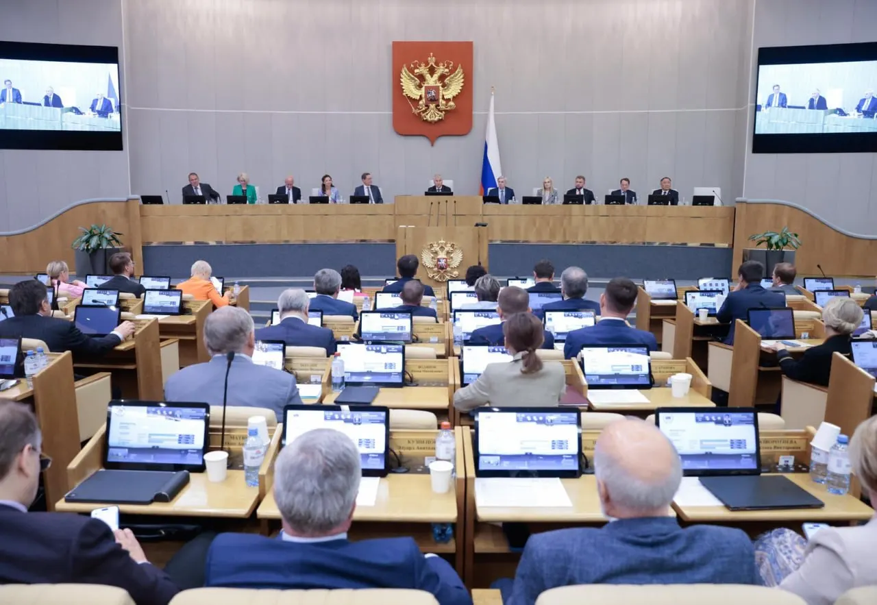 Исследование показало: Госдума принимает подавляющее большинство правительственных и президентских инициатив, тогда как депутатские проекты проходят значительно реже.