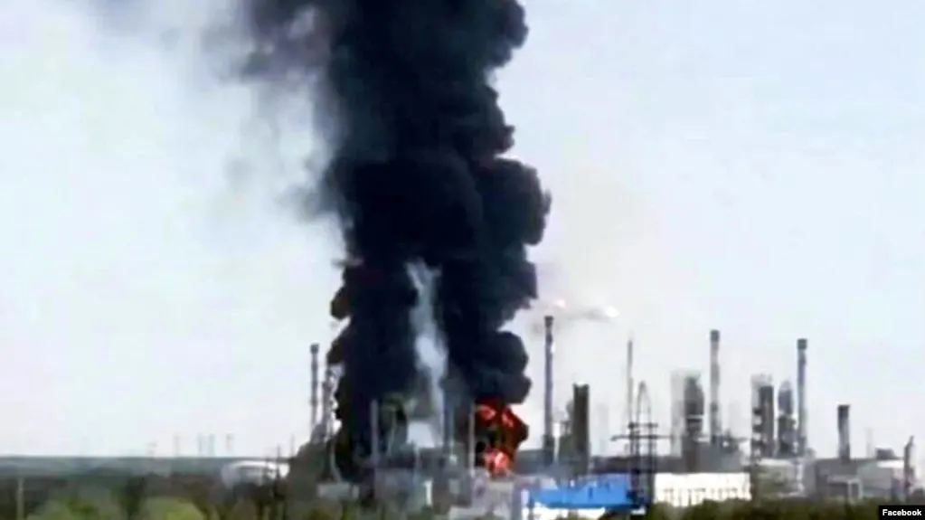 25 июля на Тюменском нефтеперерабатывающем заводе произошло возгорание после удара беспилотника; завод временно остановил переработку нефти, пострадавшие установки — гидроочистки дизтоплива и производства высокооктанового бензина.
