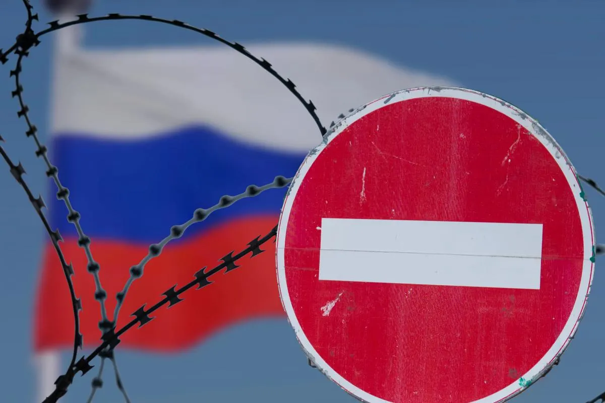 Послы ЕС перенесли обсуждение санкций до 22 июля. Временный потолок цен на нефть сохранён, спорными остаются компенсации австрийскому банку и ограничения на торговлю СПГ.