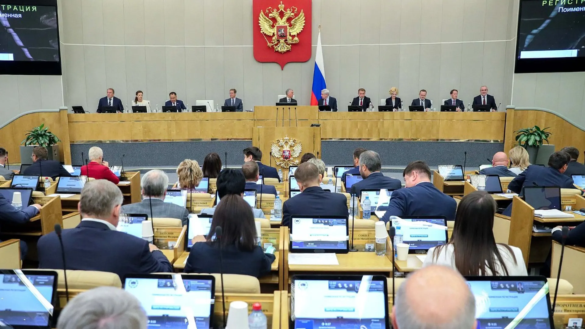 Законопроекты предусматривают широкий набор запретов — от блокировок банковских сервисов и отказа в консульских услугах до запрета на регистрацию недвижимости; реестр лиц будет вести Минюст.