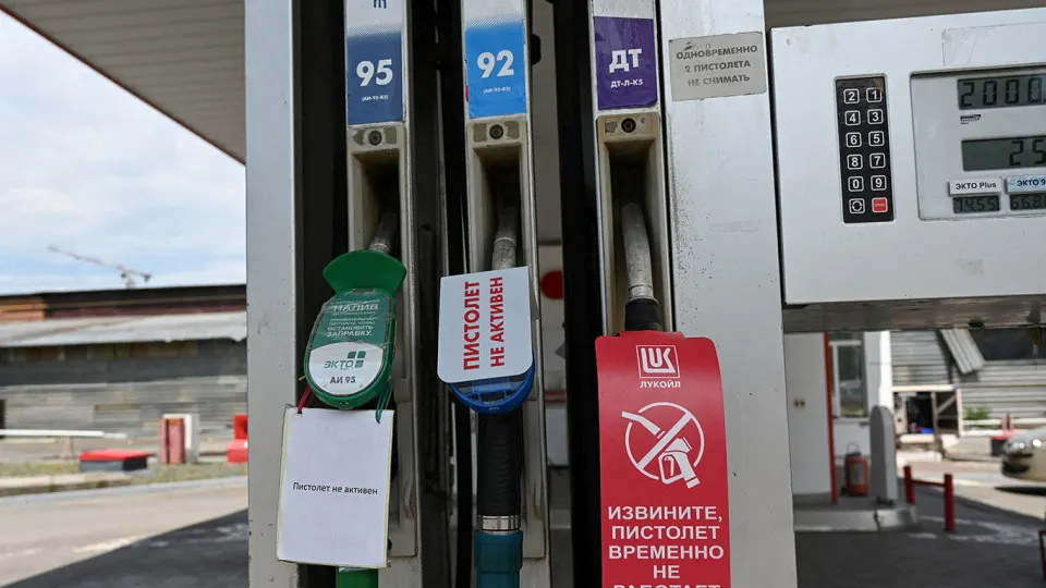 Из‑за сокращения переработки топлива и перебоев с поставками частные сети и крупные компании выставляют АЗС на продажу по всей стране. Лоты варьируются от отдельных станций до сетей — цены от миллионов до сотен миллионов рублей.