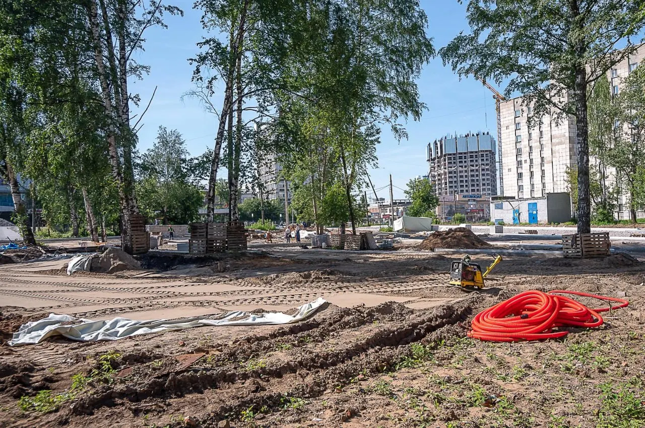 Благоустройство сквера в Перми выходит на видимую стадию: залита чаша фонтана, укреплены подпорные стены, укладывают плитку и готовят детскую площадку. Завершить работы планируют к 18 ноября 2026 года.