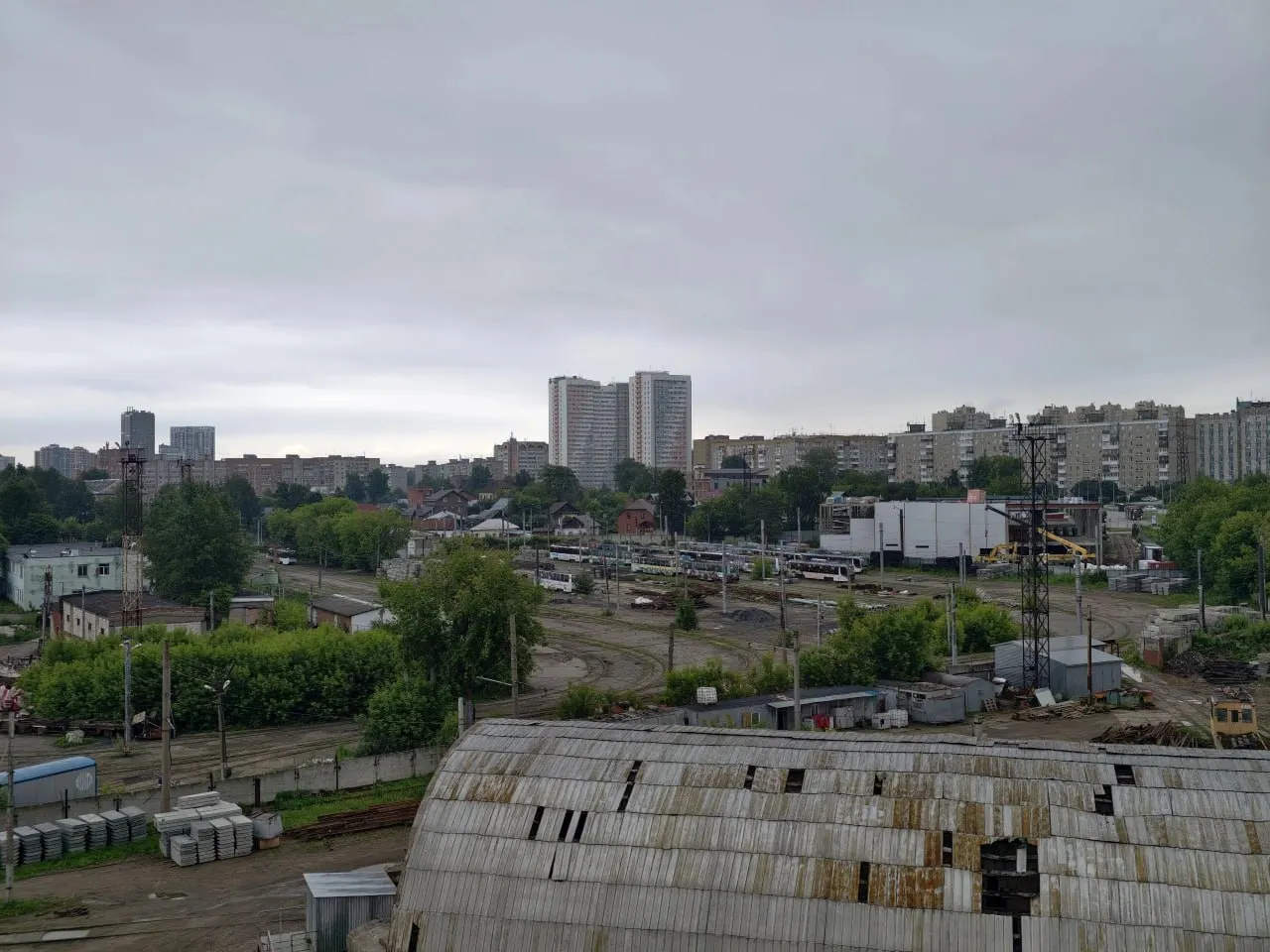 В депо Балатово в Перми заметили несколько трамваев, выведенных из эксплуатации. В ПГЭТ заявили, что оценивают остаточную стоимость и оформляют документы для списания; сроки вывоза пока не уточняют.