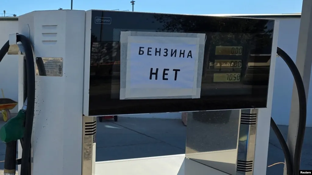 По данным Росстата, за неделю 23–29 июня 2026 года в Севастополе зафиксирован рекордный рост цен на бензин. Дефицит и сокращение производства топлива затронули десятки регионов России.