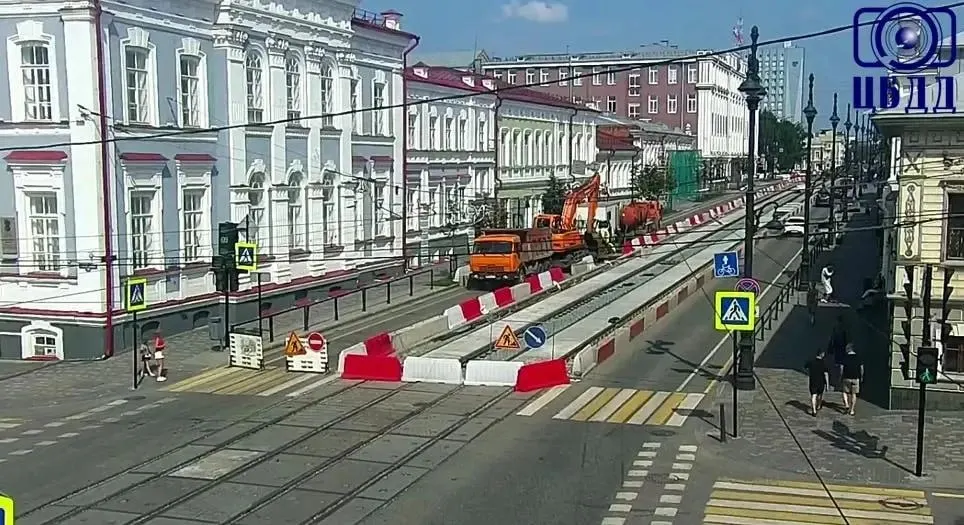 Движение на участке между улицами Газета «Звезда» и Сибирской перекрыто с 22 июля. Работы продлятся до 27 июля, водоснабжение отключать не будут, подрядчики обещают завершить ремонт как можно быстрее.