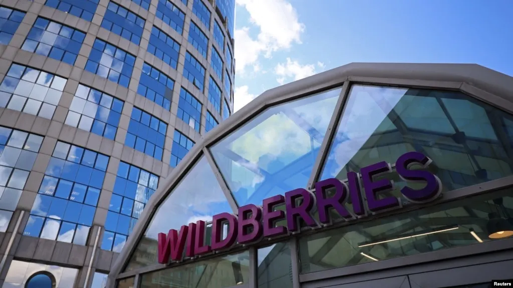 Ночью по логистическим центрам Wildberries были нанесены удары: один человек пострадал, около 200 сотрудников эвакуированы. В нескольких регионах зафиксированы возгорания; Минобороны сообщает о сотнях перехваченных дронов.