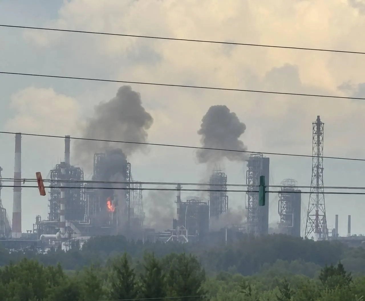 На Омском нефтеперерабатывающем заводе произошёл пожар после удара беспилотных аппаратов на расстоянии около 2,5 тыс. км от линии фронта; ближайший завод на востоке — Ачинский, примерно в 1 тыс. км.