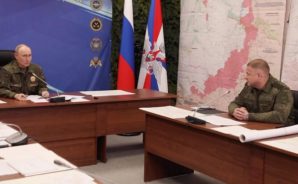 На совещании с руководством Генштаба российские командиры доложили о продвижении на фронте: освобождено 636 км² в июне, заявлено о занятии Константиновки, до Славянска остаётся около 8 км. Президент поручил эвакуировать мирных жителей и поручил оценить «вовлечённость» сторонников продолжения войны.