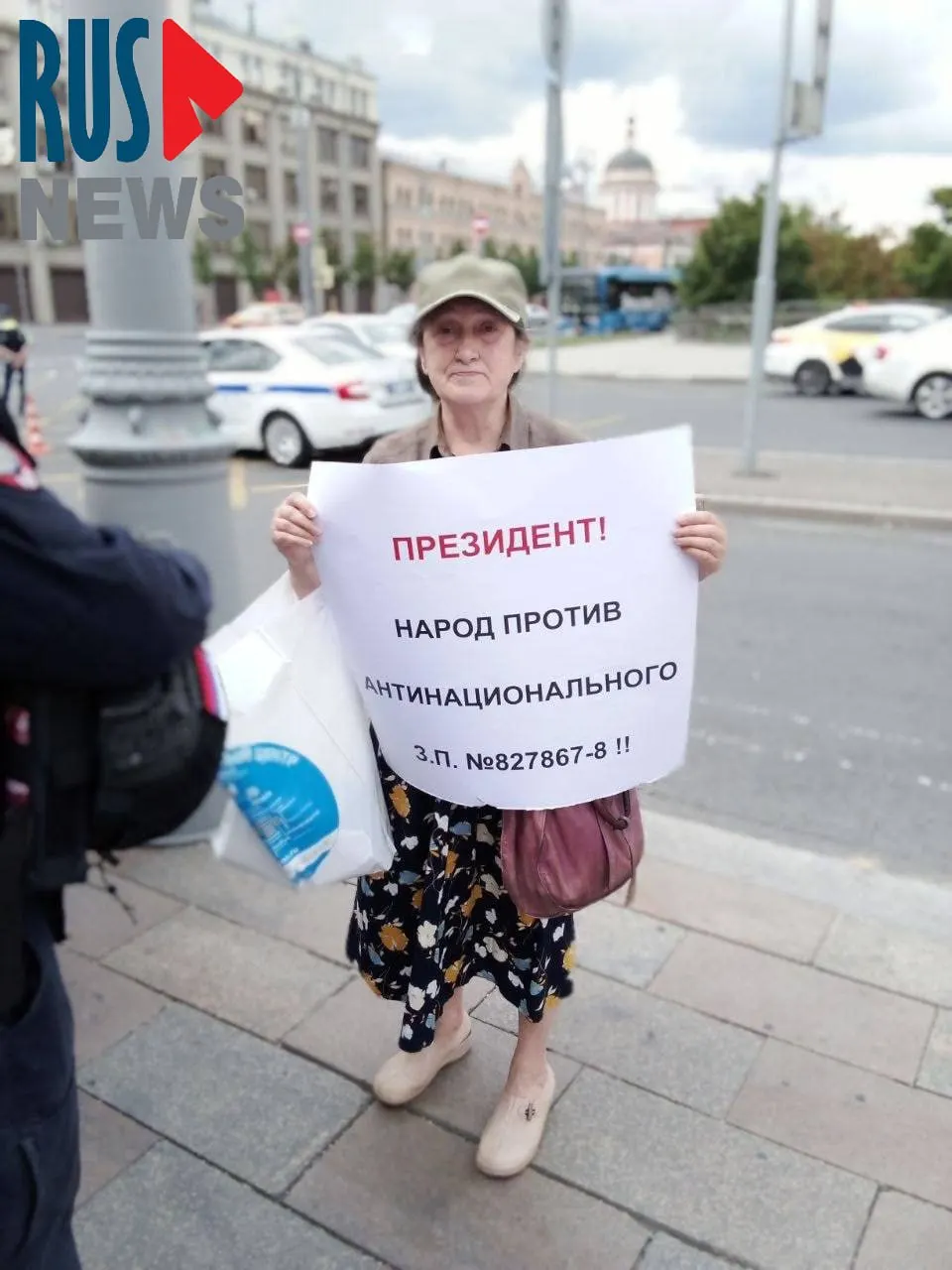 На Старой площади задержали Наталью Шамину, которая в одиночном пикете выступала против передачи регионам права лишать памятники охранного статуса. Градозащитники опасаются, что закон усилит давление застройщиков и приведёт к массовым утратам наследия.