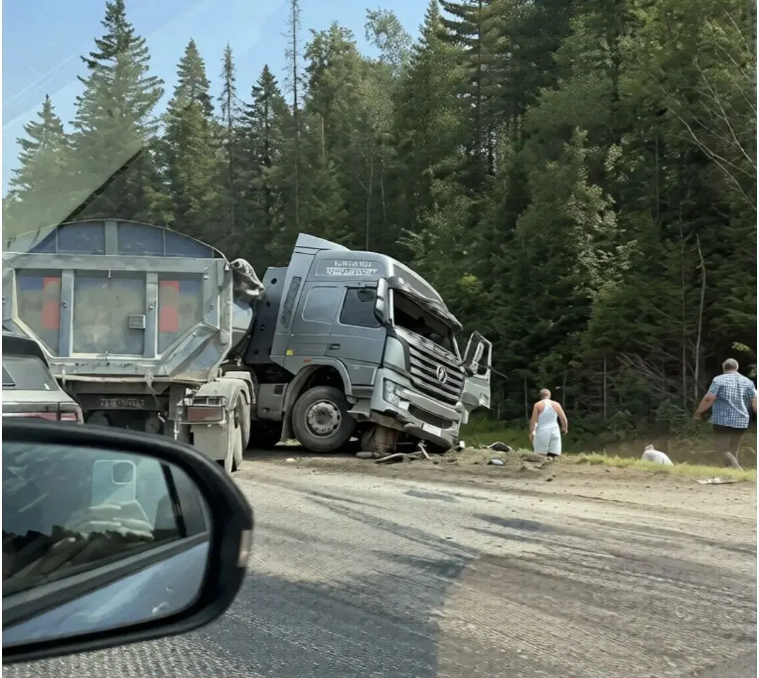 На Восточном обходе грузовой автомобиль столкнулся с трактором и рабочей техникой после развязки на Уинской — на месте образовались заторы.