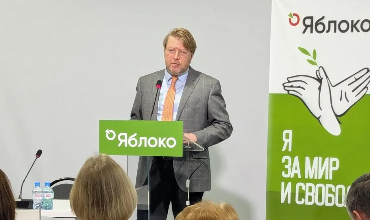 Суд оставил в силе штраф председателю «Яблока» за публикацию с фотографией Алексея Навального; партия намерена обжаловать решение в КС.