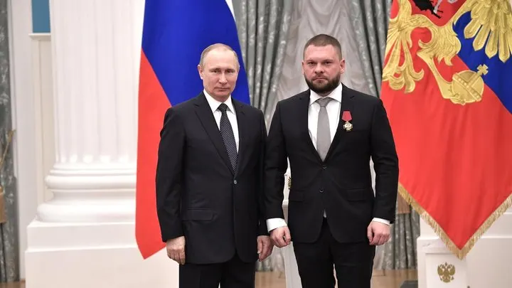 В официальной декларации одного из лидеров федерального списка «Единой России» указаны доли в зарубежных компаниях — в том числе Apple и Intel. В партии заявили, что к моменту подачи документов иностранные активы были отчуждены. Аналогичные записи обнаружены у других кандидатов.