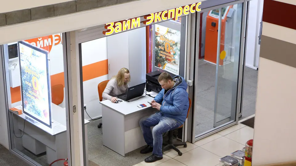Центробанк с октября снижает доли займов для сильно закредитованных заемщиков и ужесточает лимиты на длинные кредиты. Объясняем, какие изменения вступают в силу и как они повлияют на доступность кредитов и долговую нагрузку населения.