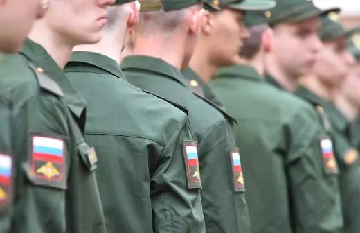 Правительство поддержало законопроект, который разрешает направлять срочников на службу в пожарные подразделения МЧС для тушения пожаров и проведения аварийно‑спасательных работ в городах и селах.