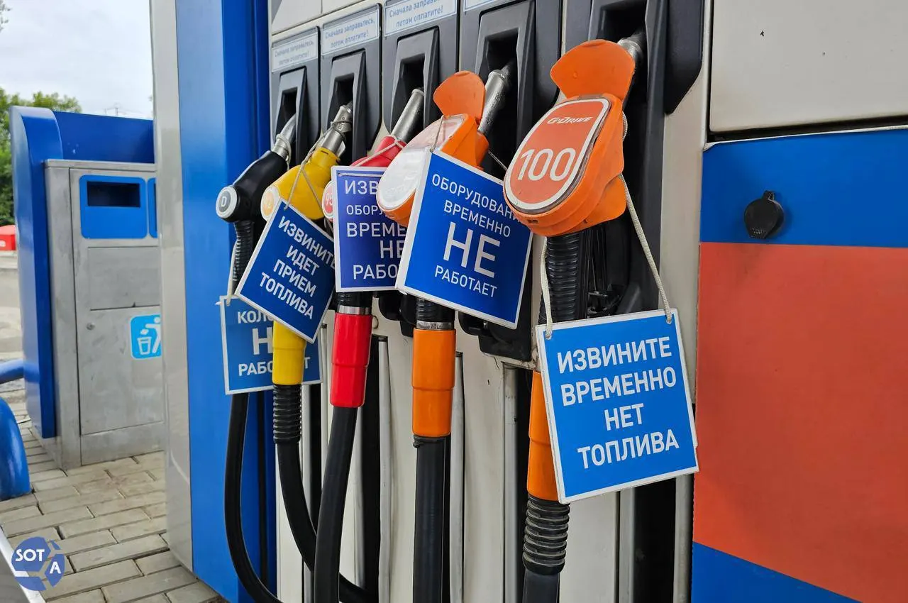 Медианные цены на бензин выросли на 20–32% в зависимости от марки. Аналитики предупреждают, что дефицит и внеплановые ремонты НПЗ в ближайшие недели не позволят существенно снизить стоимость топлива.