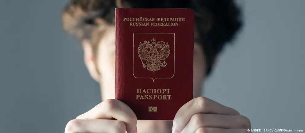 Евросоюз пересмотрел изначальное предложение о полном запрете въезда для связанных с российской армией: теперь ограничения предлагается вводить лишь для тех, кто непосредственно участвовал в боевых действиях в Украине и только в части краткосрочных виз, с рядом возможных исключений по гуманитарным и государственным причинам.