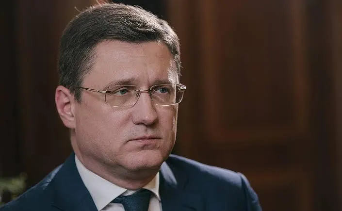 Власти отмечают сокращение очередей на АЗС и восстановление работы заправок после мер по регулированию и запрету экспорта. Однако НПЗ продолжают простаивать, большая часть оптовых заявок остаётся невыполненной, и дефицит топлива может сохраниться ещё несколько месяцев.