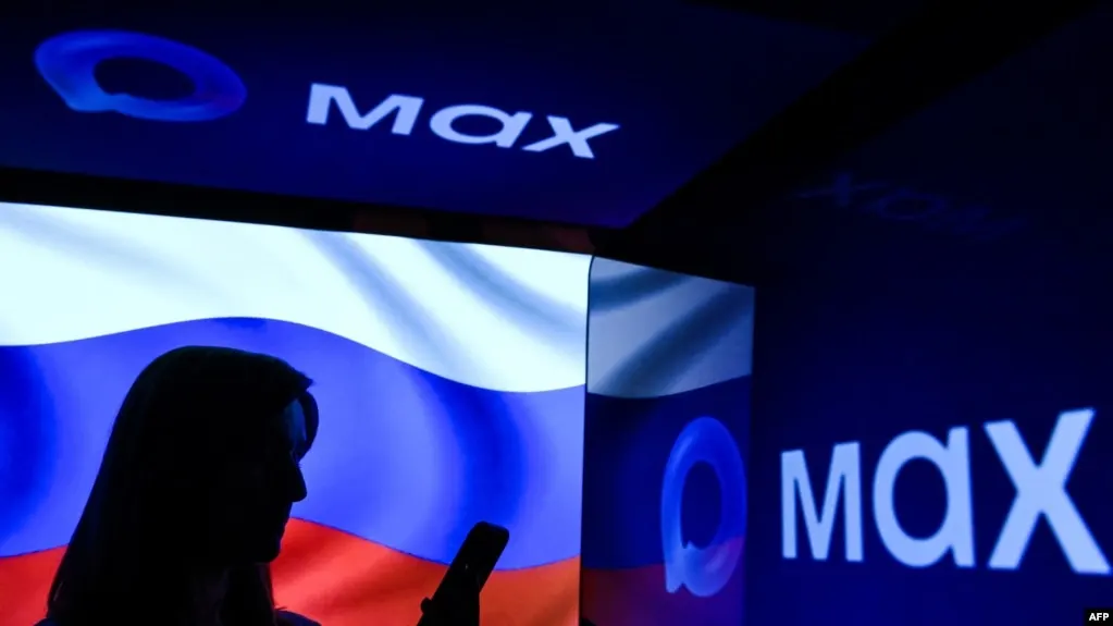 Распоряжение правительства предписывает перевести на платформу Max все служебные обмены информацией к 2030 году. Приложение испытывает проблемы с доступностью в магазинах и критикуется за отсутствие базовых средств защиты пользователей.