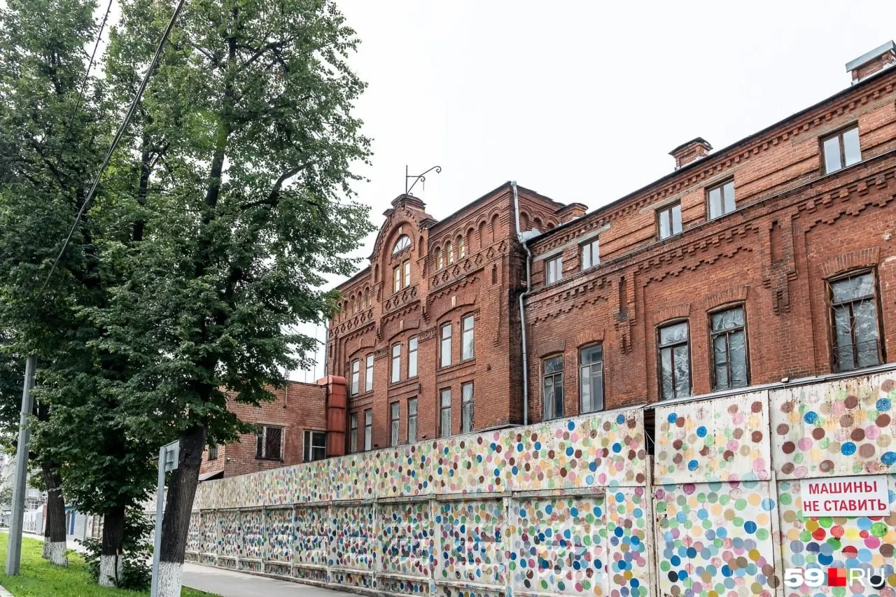 В исторических корпусах демонтируют старые окна и части ветхих перекрытий. Реконструкцию планируют завершить в этом году при сохранении статуса объекта культурного наследия.