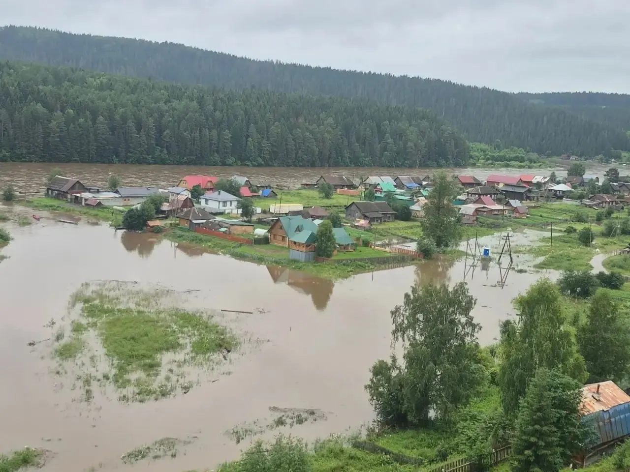 В результате разгула воды в Кыне подтоплены дороги, огороды и дома. Часть жителей эвакуирована, в двух школах развернули пункты временного размещения. Село разделено на четыре части, перемещаться можно лишь на лодках.