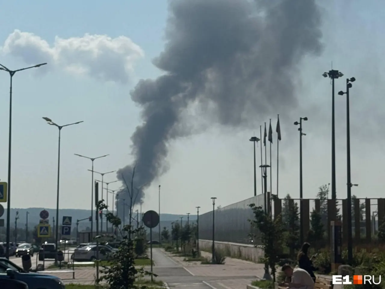 Утром 25 июля в Пермском крае объявили режим опасности БПЛА. В Свердловской области у склада под Екатеринбургом после удара дронов загорелась площадка, логистический центр временно закрыт, пострадавших нет.
