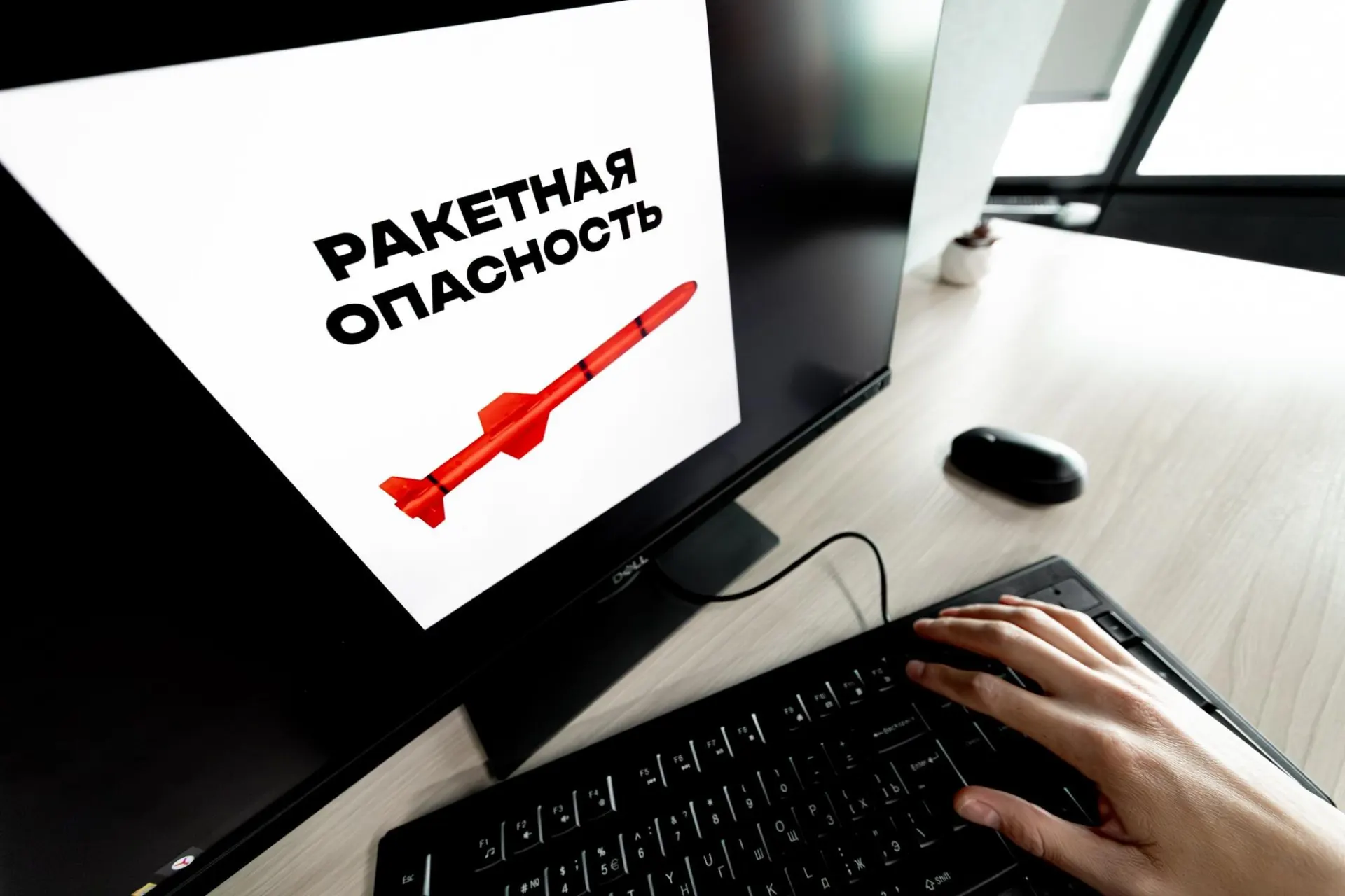 В нескольких субъектах России, включая Воронежскую область, объявлялись воздушные тревоги. Местным жителям рекомендуют соблюдать меры безопасности — подробности уточняются.