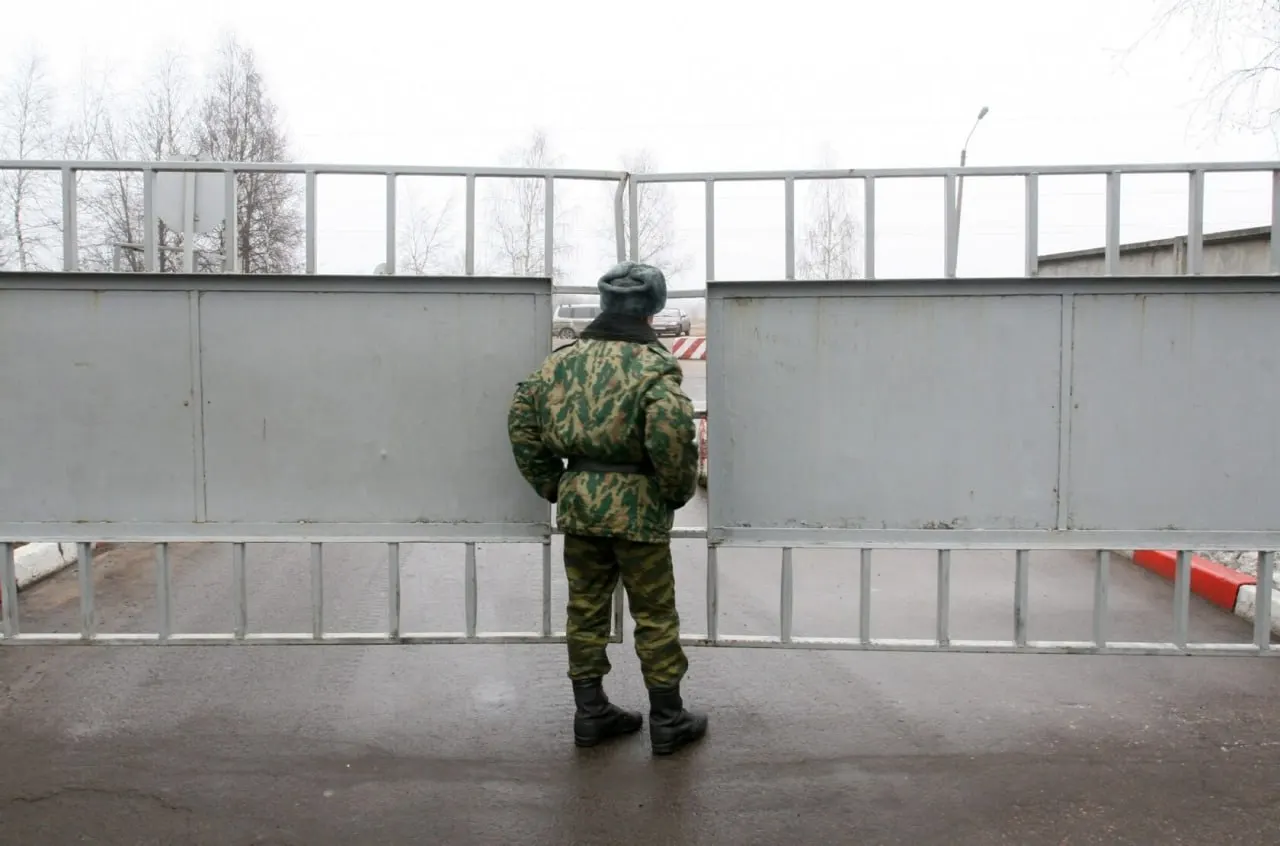 Минобороны всё чаще присваивает пропавшим солдатам статус «самовольно покинувших часть» (СОЧ), в результате чего их родственники лишаются положенных выплат. Об этом заявил томский депутат Владимир Самокиш после встреч с семьями участников боевых действий.